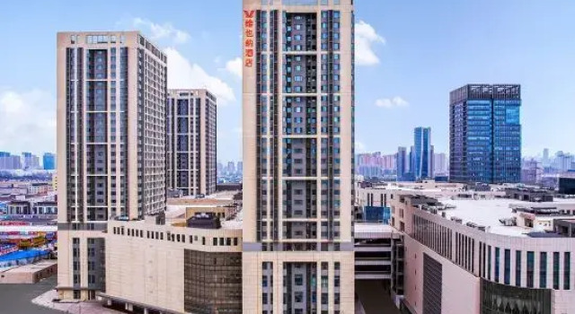 Vienna Hotel (Jinan Huangtai Home Furnishings Plaza Daming Lake Station Branch)