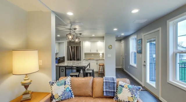 Riverfront Two Rivers Vacation Rental By Beaches, Book Hotel Hoteller i Two Rivers med parkering, Parkering
