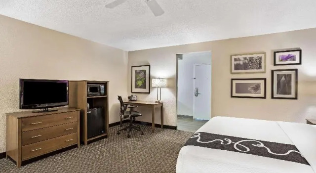 Люкс Deluxe La Quinta by Wyndham Hartford Bradley Airport
