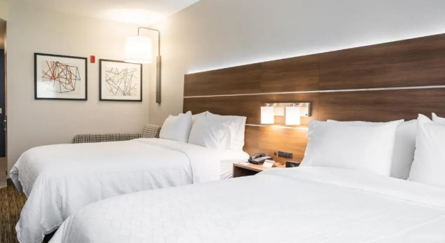 Четырёхместный номер Standard Holiday Inn Express & Suites - Lake Forest by IHG