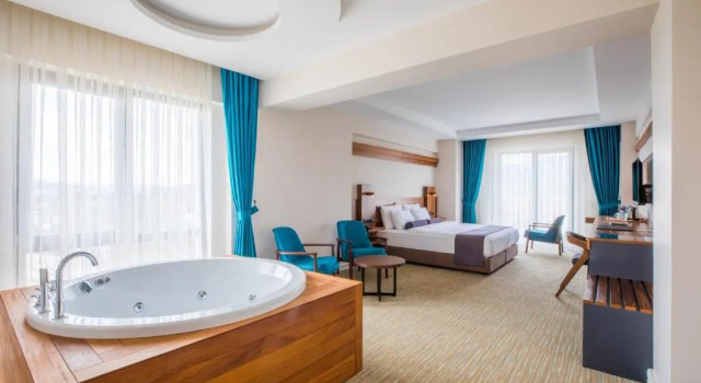 Люкс Karpalas City Hotel & Spa