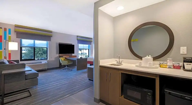 Двухместный люкс Hampton Inn & Suites Marina