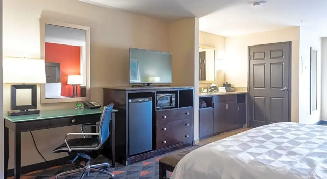 Четырёхместный номер Deluxe Holiday Inn Oceanside Marina Camp Pendleton by IHG