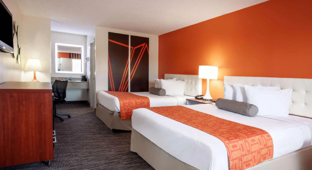 Четырёхместный номер Standard Howard Johnson by Wyndham Vero Beach/I-95