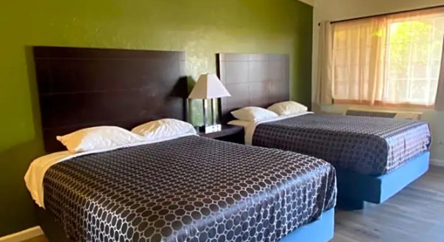 Четырёхместный номер Standard Holiday Motel