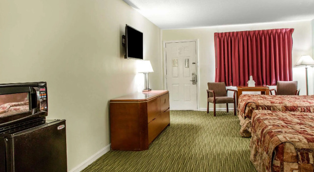 Четырёхместный номер Standard Rodeway Inn Groton - New London