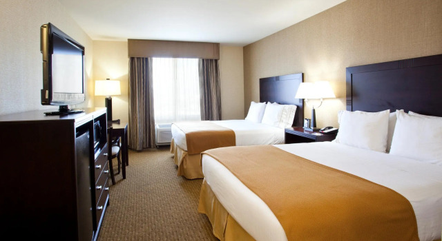 Четырёхместный номер Standard Holiday Inn Express Fresno South by IHG