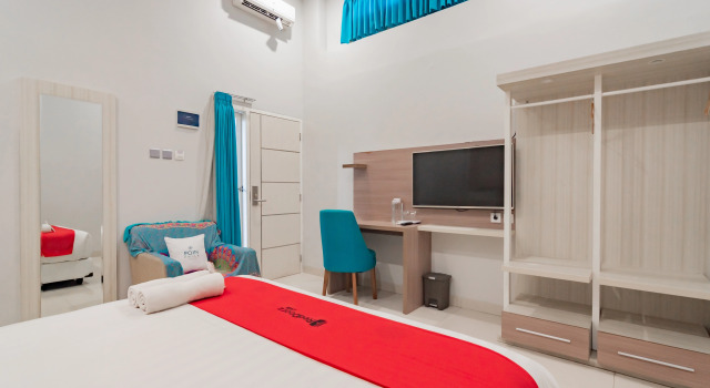 Suite RedDoorz Plus @ Point Phila Cihampelas