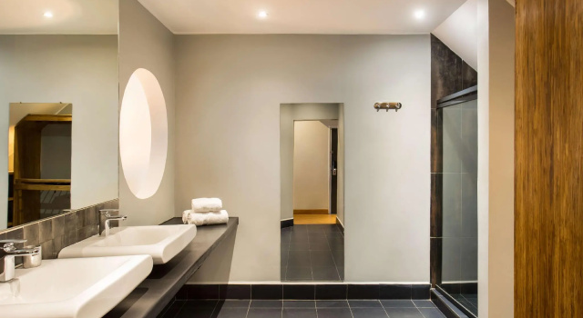 Полулюкс с балконом Radisson Hotel Tamboho Waterfront Antananarivo