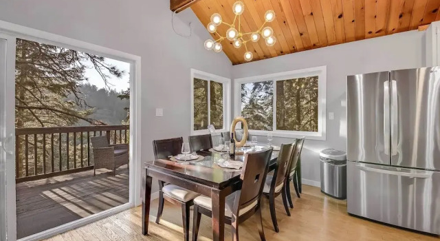Tree-lined Lake Arrowhead Cabin ~ 1 Mi to Village!, Book Feriehus SPA-hoteller i Lake Arrowhead, SPA