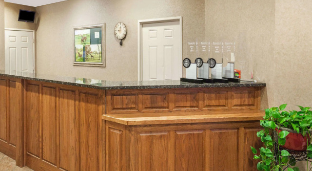 Ramada Shelbyville, Book Hotel Hoteller i Shelbyville med parkering, Parkering