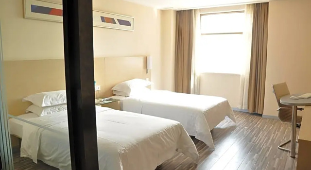 Двухместный номер Deluxe City Comfort Inn Wuhan Caidian Square