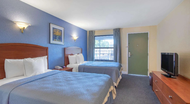 Четырёхместный номер Standard Days Inn by Wyndham Elmsford