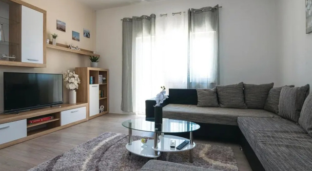 Awesome Home in Gorica With Wifi and 5 Bedrooms, Book Hotel Hoteller i Gorica med parkering, Parkering