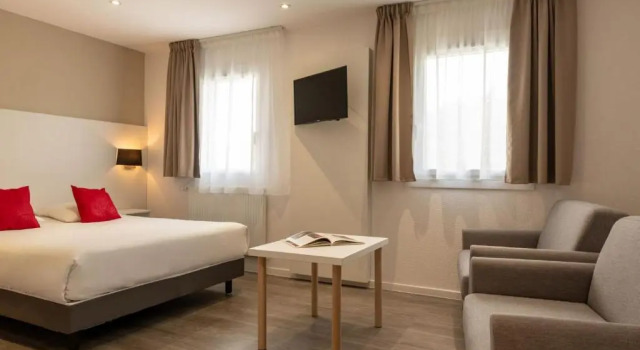Семейный номер Standard Hotel The Originals Bernay Acropole