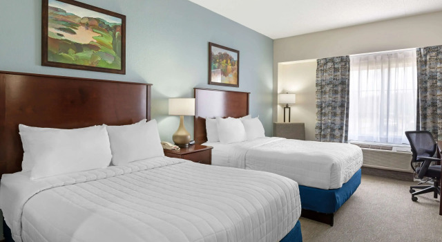 Четырёхместный номер Standard Best Western Plus Crossroads Inn & Suites