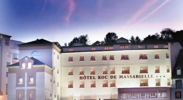 Hôtel Roc de Massabielle, Забронировать Отель Отели Лурд с парковкой, рядом с Приходская церковь Сакре-Кёр, Парковка