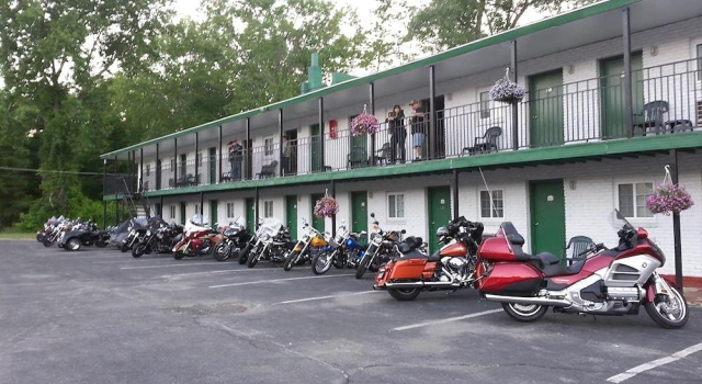 Lake View Inn, Забронировать Отель Отели Лейк-Джордж с парковкой, рядом с Музей «Форт Уильям-Генри», Парковка
