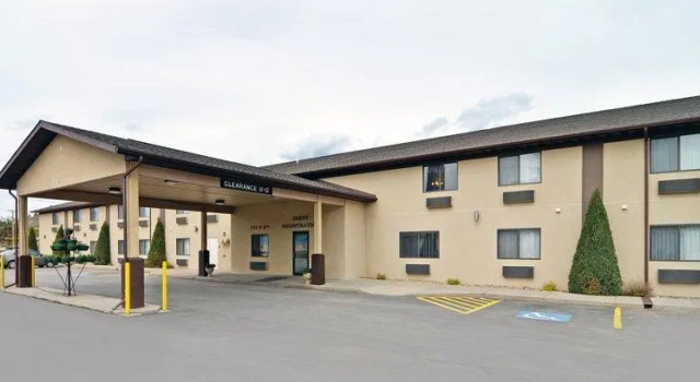 Кровать в общем номере Baymont by Wyndham Hot Springs