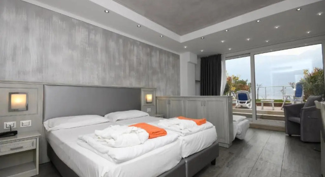 Двухместный номер Standard с видом на озеро Garda Suite Hotel