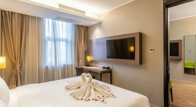 Двухместный люкс Homeinn Plus Hotel (Tai'an Dongyue Street Renault Wuyue Plaza)
