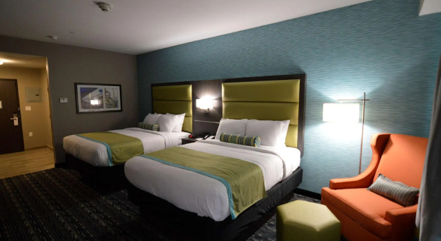 Четырёхместный номер Deluxe Holiday Inn Express And Suites Pasadena Houston Southeast by IHG