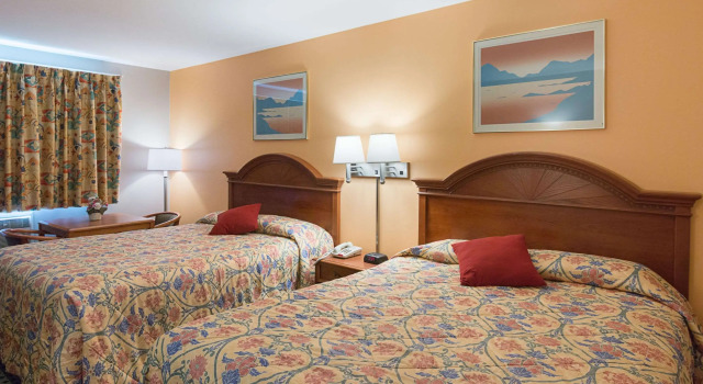 Четырёхместный номер Standard Rodeway Inn Milford - I-84