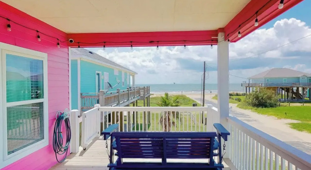 Коттедж с 3 комнатами с балконом Steps to Beach: Pet-friendly Crystal Beach Home