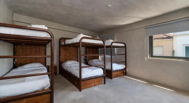 Кровать в общем номере (женский номер) N1 Hostel Apartments and Suites