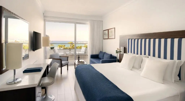 Семейный номер Standard с видом на море Grecian Sands Hotel