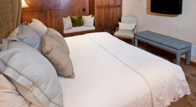 Relaxing 1 Bedroom Condo with Premium Amenities by RedAwning