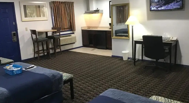Семейный люкс Budget Inn & Suites