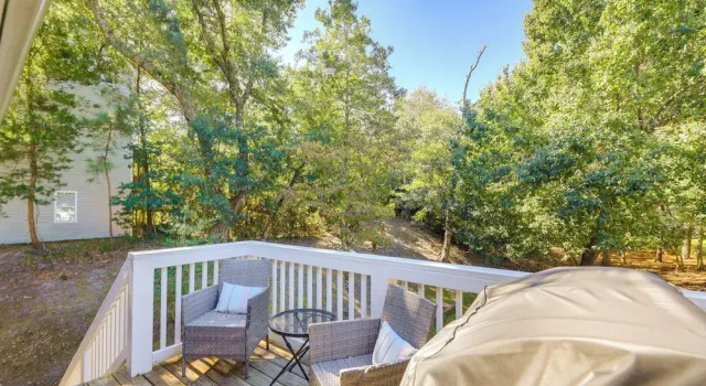 Коттедж Lovely Emerald Isle Home, Walk to Beach!