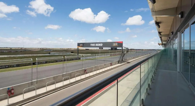 Номер Standard Rydges Pit Lane