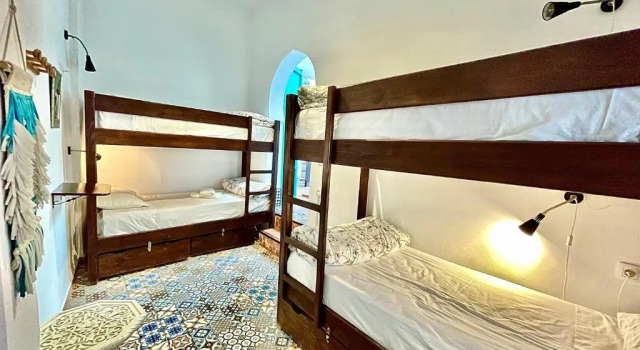 Кровать в общем номере Riad Darna