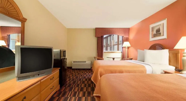 Четырёхместный номер Standard Travelodge by Wyndham Sturgis
