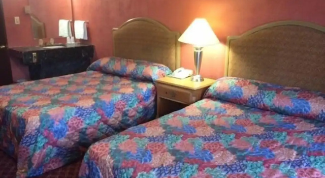 Четырёхместный номер Standard Pink Fountain Motor Inn