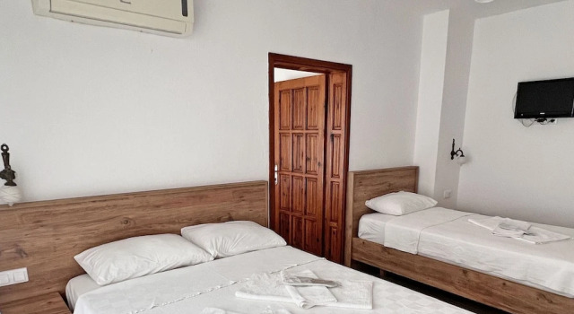 Трёхместный семейный номер Standard с балконом Apollon Hotel