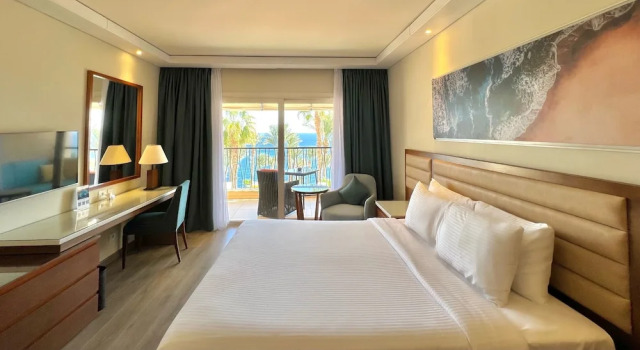 Двухместный номер с видом на море Grand Rotana Hotel Resort and Spa