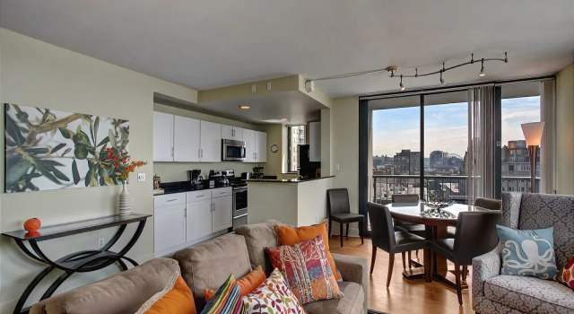 Harbor Steps Sound View Suite - Two Bedroom Apartment with Balcony, Забронировать Апартаменты/квартира Отели Сиэтла с бассейном, рядом с Небоскреб "Смит Тауэр", Бассейн