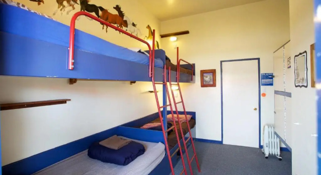Кровать в общем номере Stables Lodge Backpackers