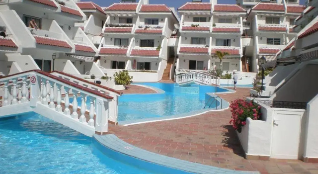 Апартаменты Arona 2-bed Apt, Sleeps 5 With Outdoor Pool