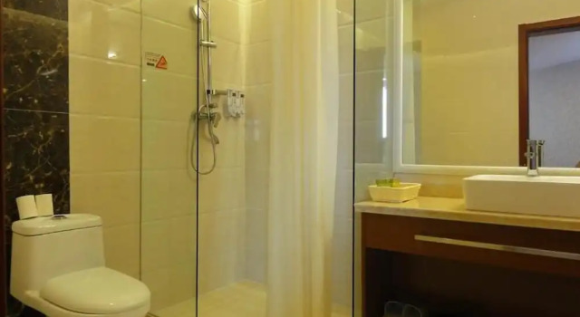 Люкс Hua Qi Kaiserdom Hotel Zhongshan Road St Michaels Cathedral and Zhanqiao Pier Qingdao