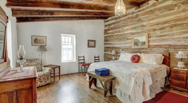 Historic Log Cabin Retreat Near Town on 5 Acres!, Забронировать Дом для отпуска Виллы Фредериксберг, Вилла