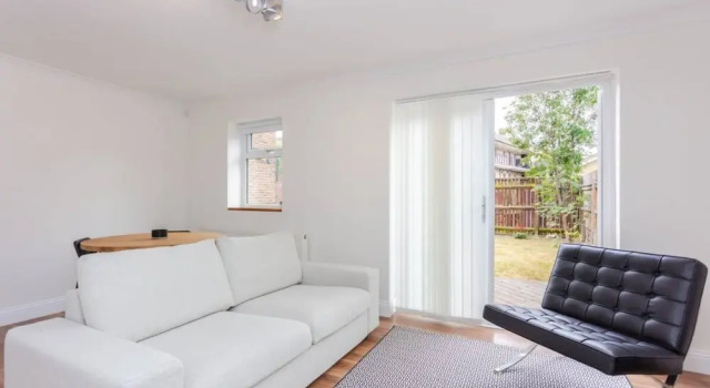 Bright 2 Bedroom House in Stratford With Garden