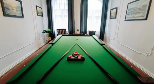 Апартаменты Unique Spacious Classic 3bedroom Midtown Apartment ! FREE parking ! BILLIARD room !