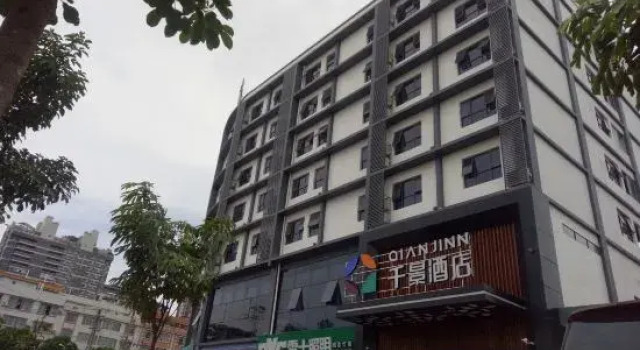 Qianjing Hotel (Xianhu Store, Nanning), Rezerwuj Hotel Hotele w Nanning z parkingiem, Parking