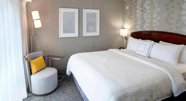 Двухместный люкс с 2 комнатами Courtyard by Marriott Kokomo
