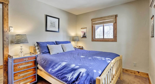 Spacious Grand Lake Cabin w/ Hot Tub & Deck, Забронировать Дом для отпуска Гранд-Лейк Rocky Mountain National Park, рядом с Adams Falls Trail