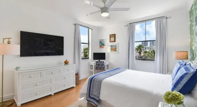 The Palm Penthouse - New!, Rezerwuj Apartament Hotele w Palm Beach County z basenem, Basen
